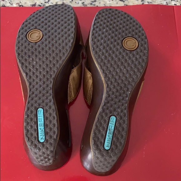 01:05 -  Vintage COLE HAAN G Series Nike Air Bronze Leather Slides - Picture 7 of 14